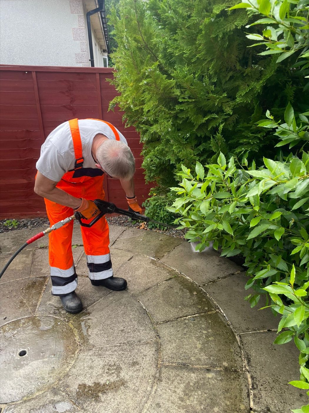 Cleaning a circular stone patio